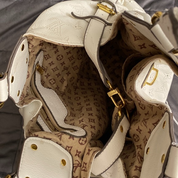 Gentle used Mahina Hobo by Louis Vuitton. - Picture 5 of 6